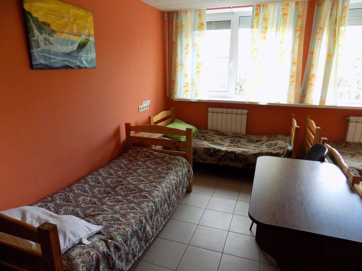 Комната в общежитии на троих. Четырехместная комната в общежитии. Комната в общежитии. Перестановка в комнате общежития. Комната в общежитии в гомеле.